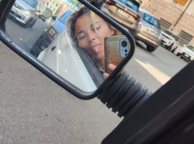 Francesca Fialdini a bordo della sua Pandina - fonte Instagram - c4comic.it