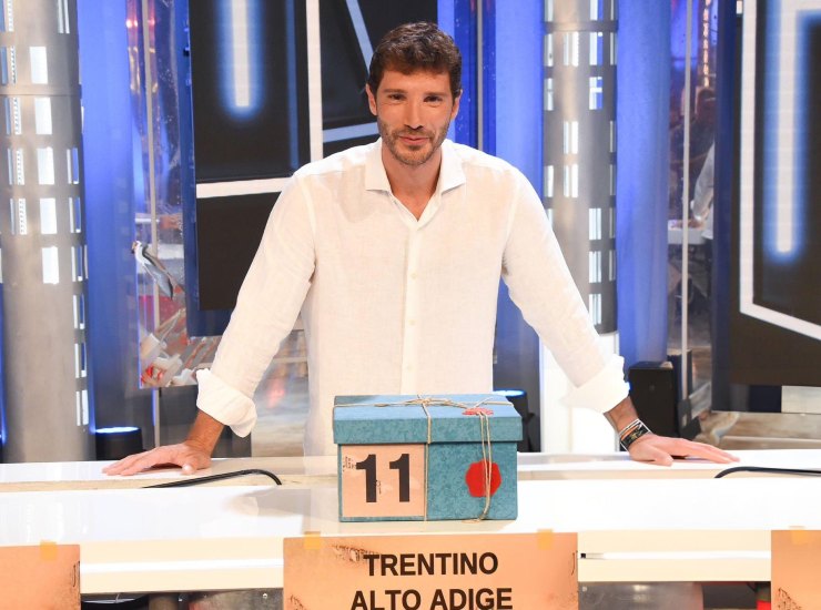 Stefano De Martino alla conduzione di Affari tuoi - fonte X - c4comic.it