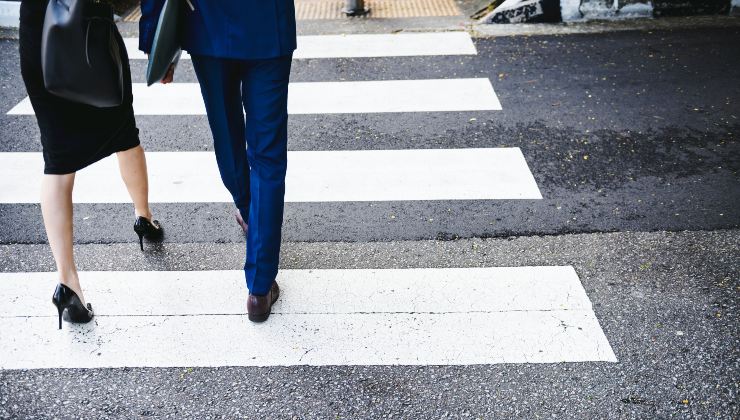 UFFICIALE CODICE DELLA STRADA, aperta la modifica pedoni: non puoi più attraversare sulle strisce