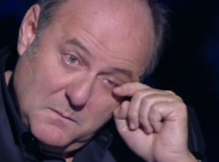 GERRY SCOTTI commosso - Facebook - c4comic.it