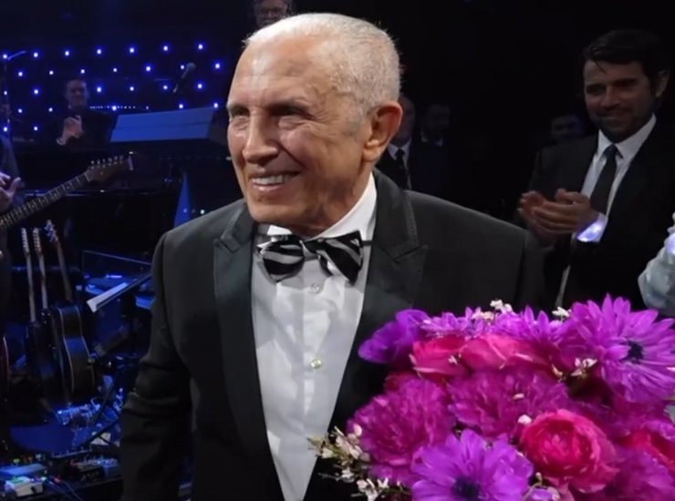 Gianni Bella a Sanremo (screenshot tv Rai) - c4comic.it