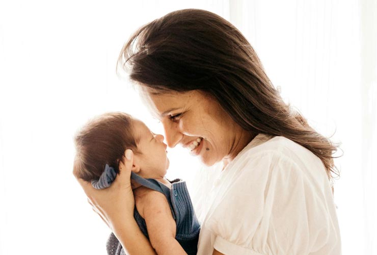 Mamma-con-bambino-Foto-di-Jonathan-Borba-da-Pexels-C4Comic.it