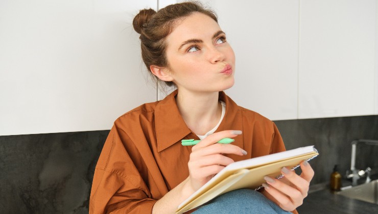 Ragazza che risolve un quiz - c4comic.it