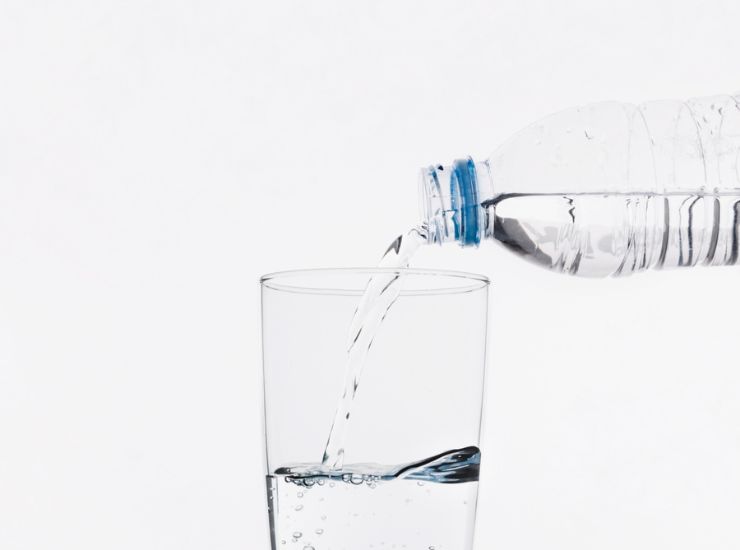 bere acqua fa bene alla salute - freepik - c4comic.it