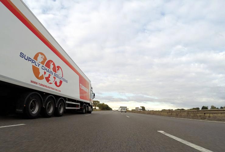 Camion-su-strada-Foto-di-Mike-Bird-da-Pexels-C4Comic.it