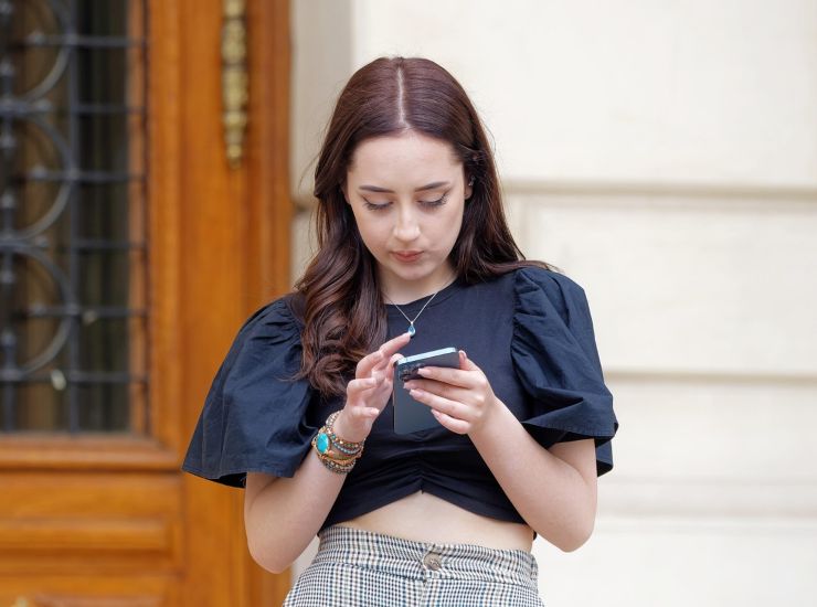 Ragazza al telefono