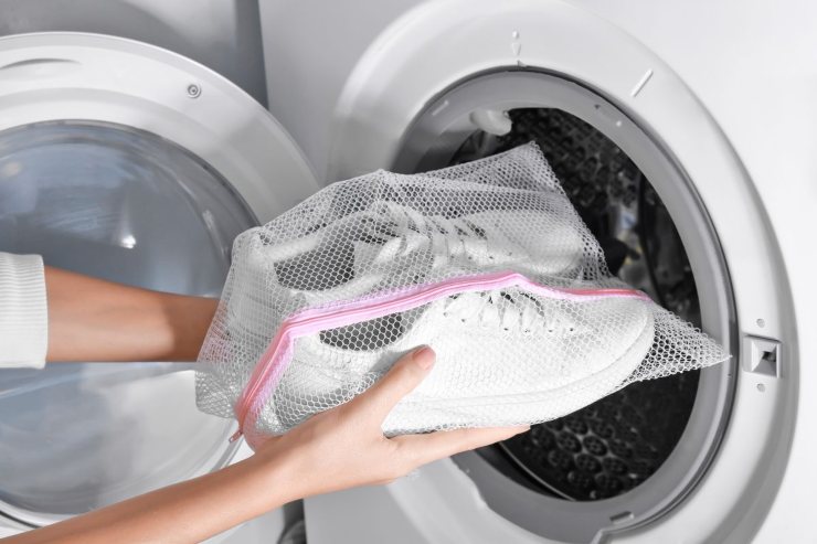 Bisogna proteggere le scarpe prima di metterle in lavatrice