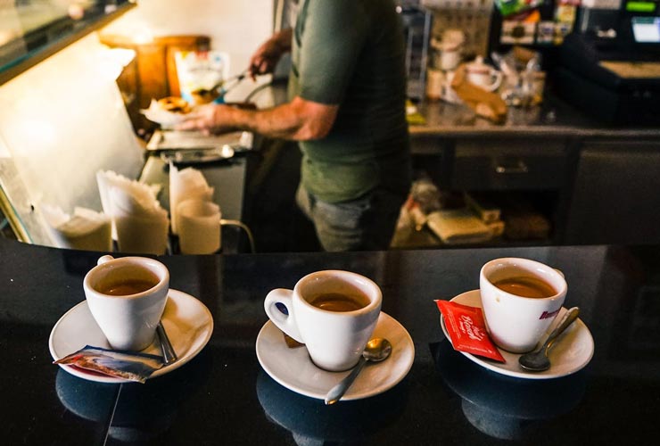 Caffè-al-bar-Foto-di-Wendy-Wei-da-Pexels-C4Comic.it