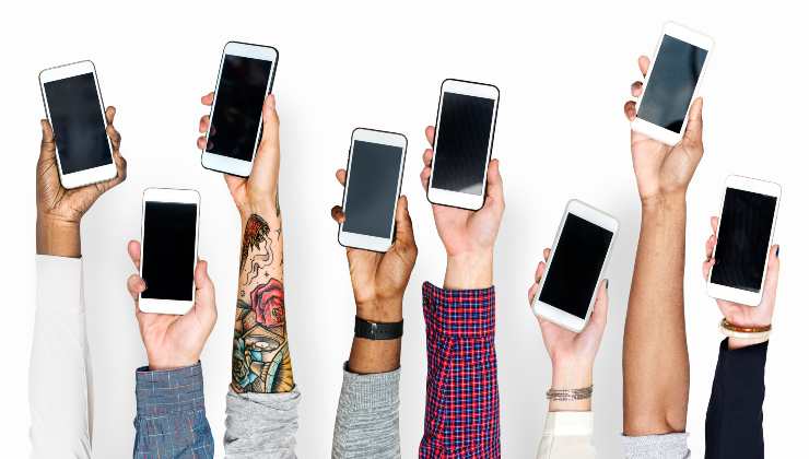 Prendi e buttalo dalla finestra: hai speso tutto lo stipendio per un CELLULARE mediocre