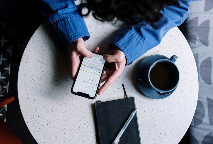 Messaggio-Whatsapp-Foto-di-cottonbro-studio-da-Pexels-C4Comic.it