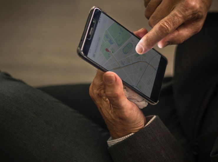 localizzare il cellulare - freepik -c4comic.it