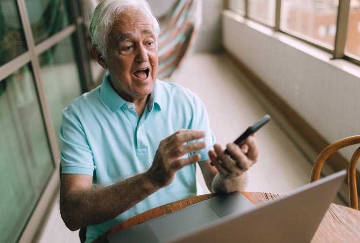 Anziano-con-smartphone-Foto-di-Helena-Lopes-da-Pexels-C4Comic