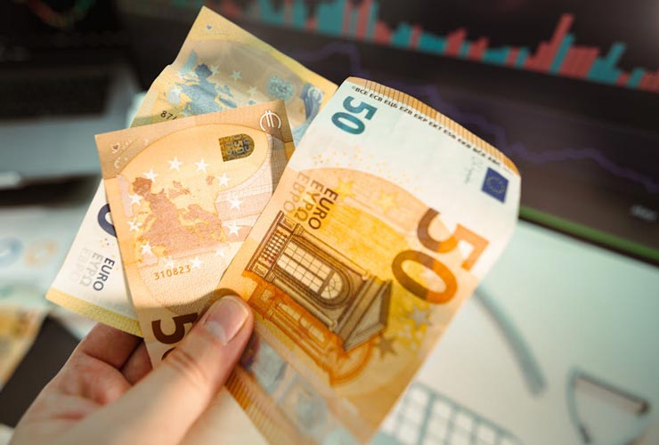 Banconote-in-mano-Foto-di-Jakub-Zerdzicki-da-Pexels-C4Comic