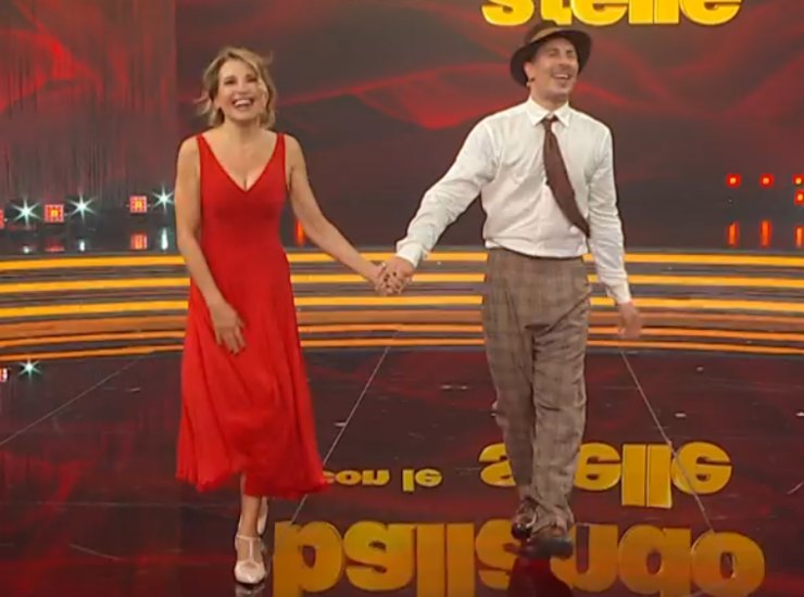 Barbara d'Urso e accompagnatore a Ballando (screenshot tv Rai) - c4comic.it