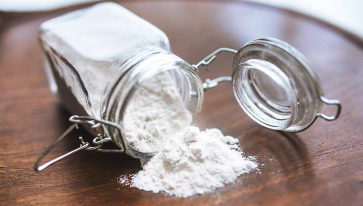 Ma quale cucchiaio di bicarbonato: se lo usi su questo pavimento combini un disastro
