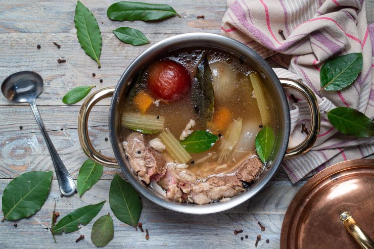 Il brodo di carne è di facile preparazione