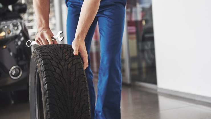 “Signore, deve cambiare subito queste gomme”: da oggi sono vietate dal Codice della Strada