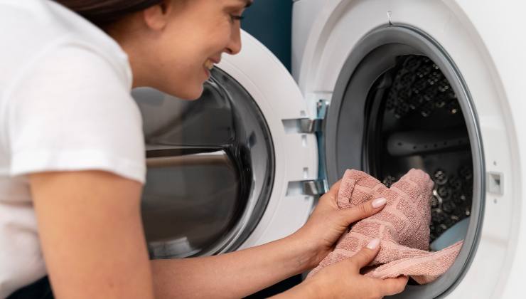 Ghiaccio, non metterlo solo nel bicchiere: buttalo in lavatrice mentre fai il bucato