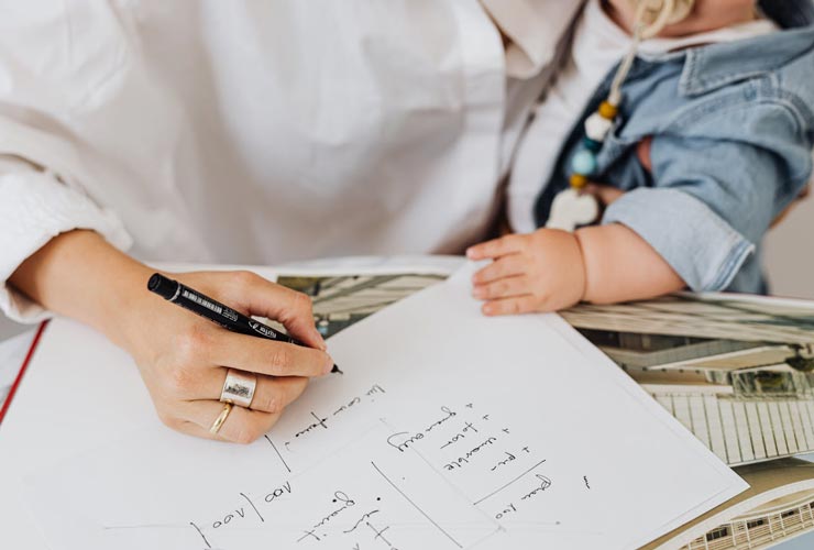 Mamma-lavoratrice-Foto-di-Photo-By-Kaboompics-da-Pexels-C4Comic.it