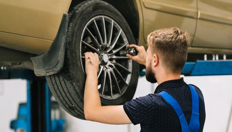 Auto, non montare mai queste gomme invernali: ti fanno uscire fuori strada alla prima curva