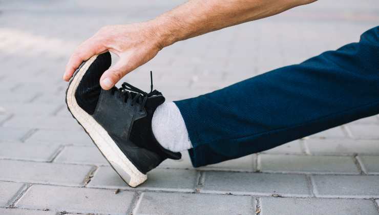 Scarpe strette, non buttarle subito: con il trucco del ghiaccio ti stanno ancora per mesi 