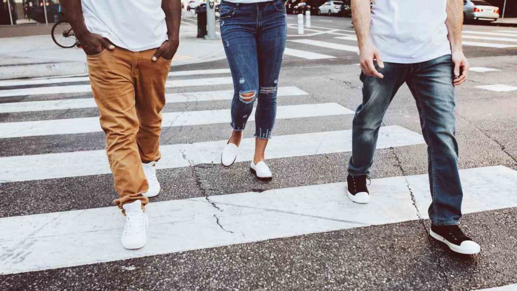 UFFICIALE CODICE DELLA STRADA, aperta la modifica pedoni: non puoi più attraversare sulle strisce