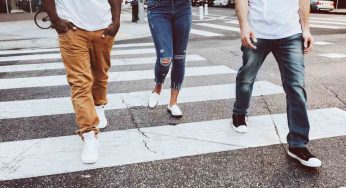 UFFICIALE CODICE DELLA STRADA, aperta la modifica pedoni: non puoi più attraversare sulle strisce quando vuoi: 100€ di multa immediati