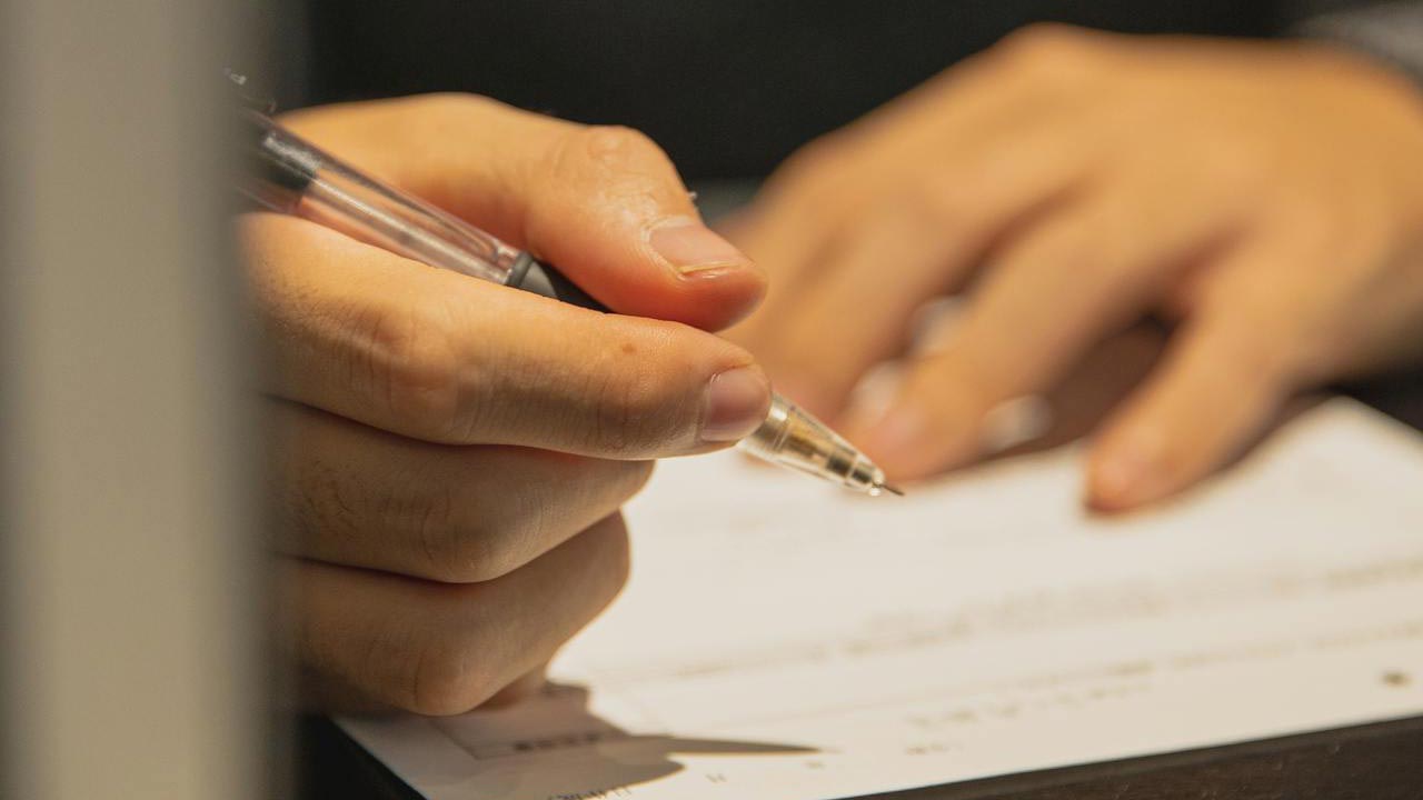 Firma-Foto-di-Ryutaro-Tsukata-da-Pexels-C4Comic