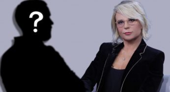 Maria De Filippi riscopre l’amore con il giovanissimo: “L’ha aiutata a superare il vuoto lasciato da Costanzo” | Un vero stallone Italiano