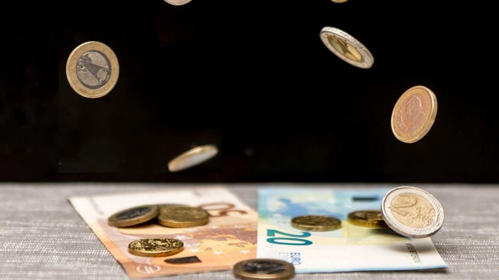 Monete-Unione-Europea-Foto-di-Wolfgang-Weiser-da-Pexels-C4Comic