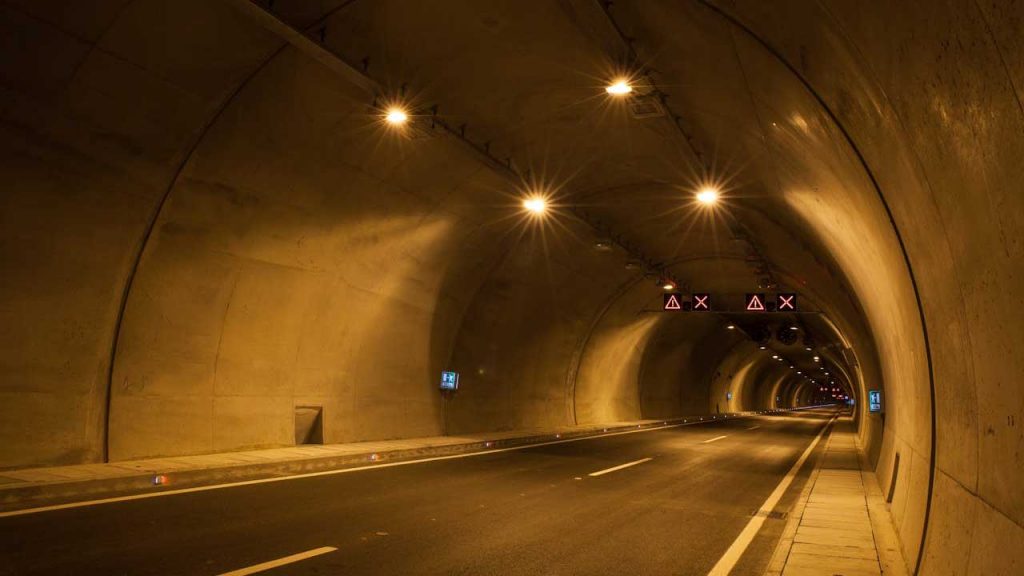 Tunnel-Foto-di-Engin-Akyurt-da-Pexels-C4Comic.it