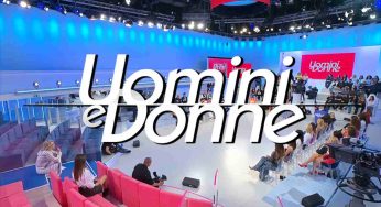 Maria De Filippi con il cuore pieno di gioia: protagonista assoluta di UeD OVER incintissima | Pizzicate le foto con il pancione