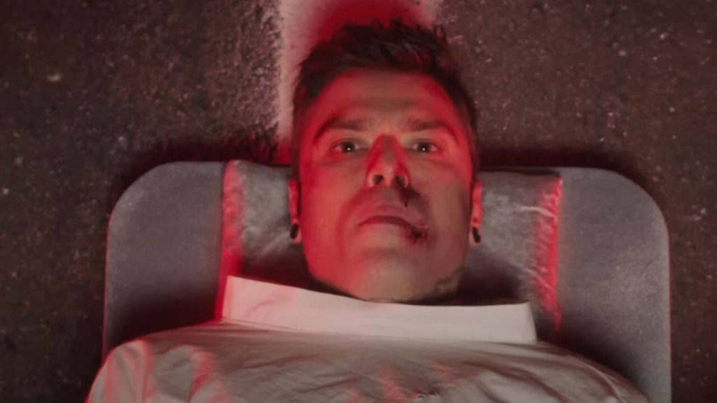 fedez pestato a sangue - YouTube- c4comic.it
