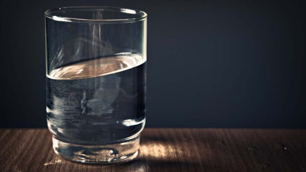 Bicchiere-con-liquido-Foto-di-Stephan-Müller-da-Pexels-C4Comic