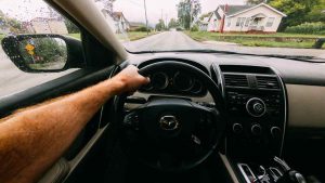 Guidare-auto-Foto-di-Kelly-da-Pexels-C4Comic
