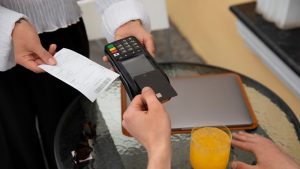 “Quando ho letto lo scontrino, non potevo crederci”: attenzione al ristorante