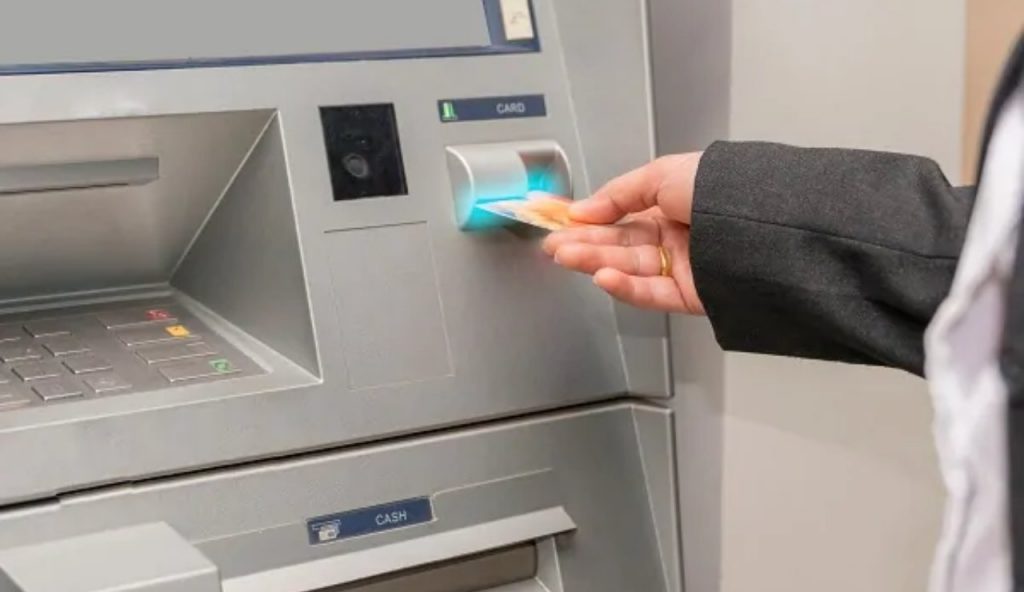 Prelevare al bancomat è sempre più difficile