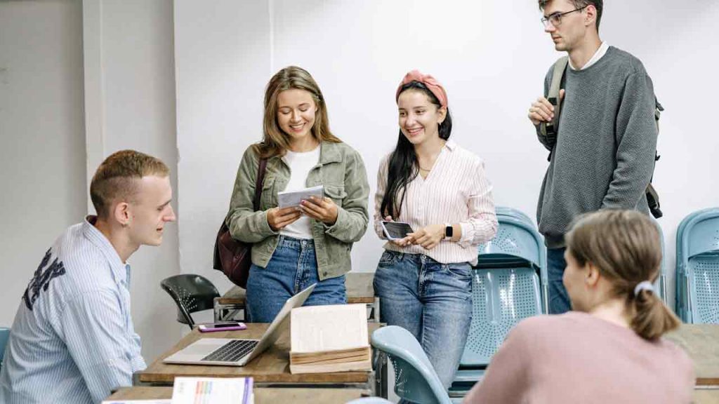 Universitari-Foto-di-Ivan-Samkov-da-Pexels-C4Comic