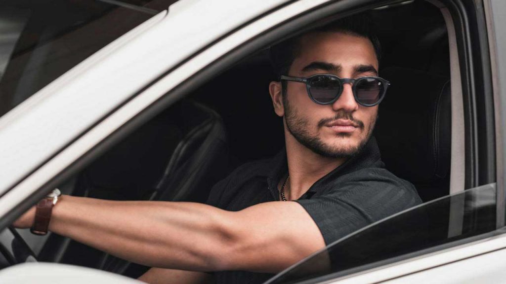 Auto-con-finestrino-abbassato-Foto-di-foad-shariyati-da-Pexels-C4Comic.it