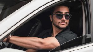 Auto-con-finestrino-abbassato-Foto-di-foad-shariyati-da-Pexels-C4Comic.it