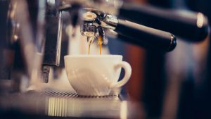 “Ho pagato 10€ per un caffè”: allarme PREZZO FOLLE al bar