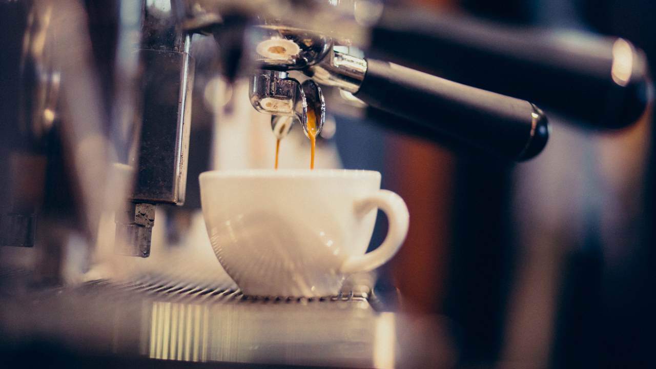 “Ho pagato 10€ per un caffè”: allarme PREZZO FOLLE al bar