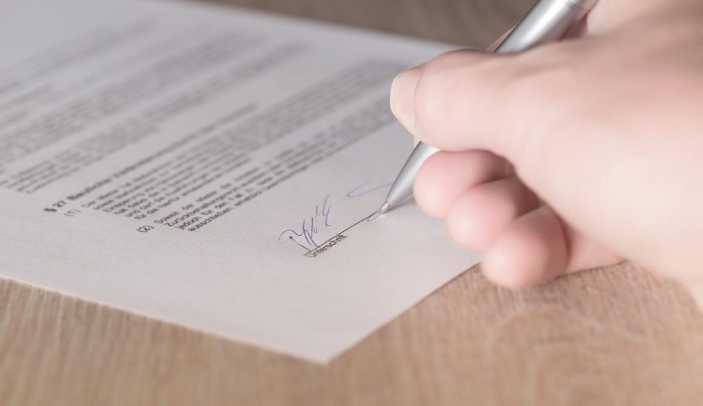 Finestra in mille pezzi dopo il maltempo: sul contratto di affitto c’è scritto chi deve pagare | Se manca questa clausola, sei rovinato