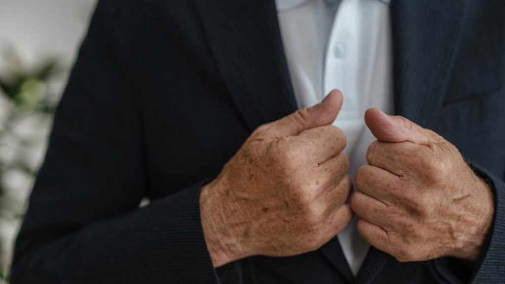Giacca-nonno-Foto-di-SHVETS-production-da-Pexels-C4Comic