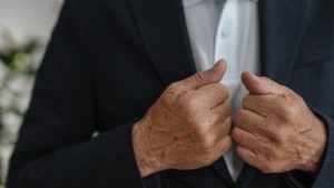 Giacca-nonno-Foto-di-SHVETS-production-da-Pexels-C4Comic