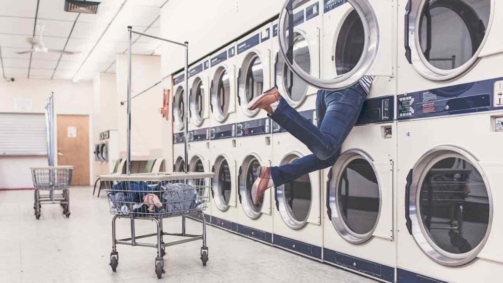 Lavare-jeans-in-lavatrice-Foto-di-Gratisography-da-Pexels-C4Comic