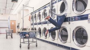 Lavare-jeans-in-lavatrice-Foto-di-Gratisography-da-Pexels-C4Comic