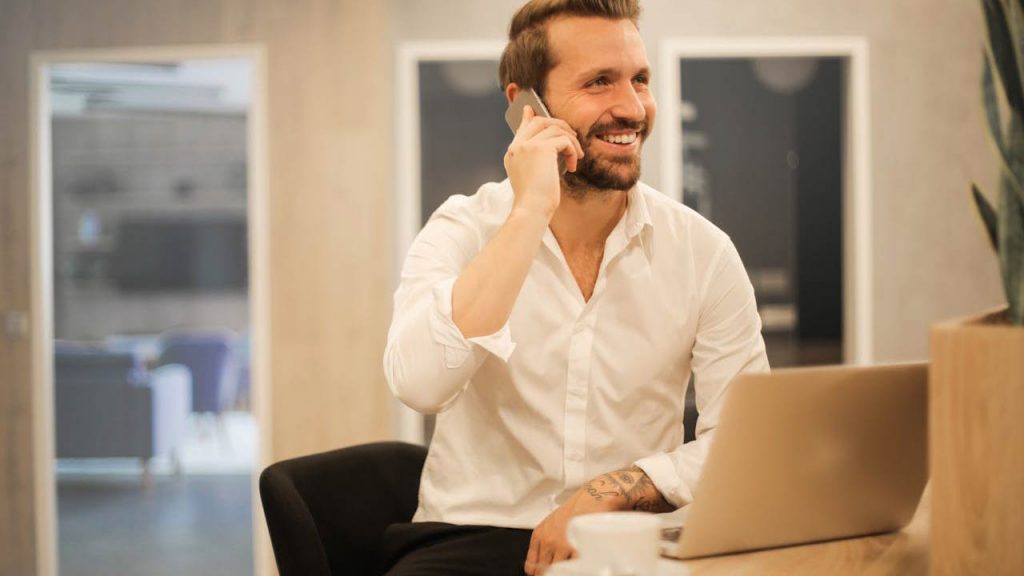 Lavorare-al-telefono-Foto-di-Andrea-Piacquadio-da-Pexels-C4Comic.it