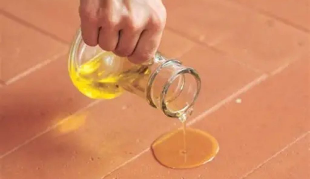L'olio sul pavimento non porta sfortuna