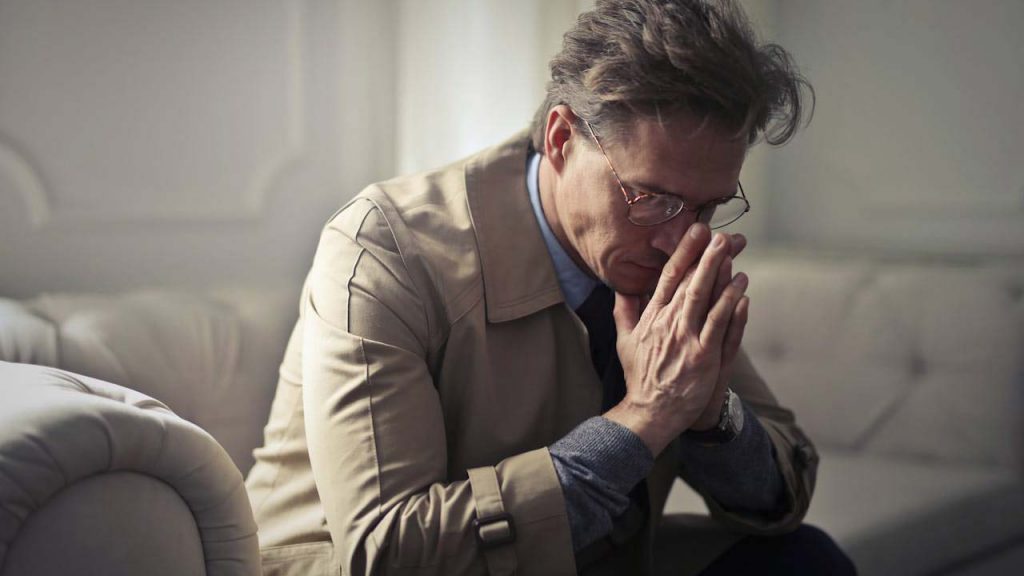 Uomo-triste-Foto-di-Andrea-Piacquadio-da-Pexels-C4Comic.it
